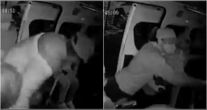 Pasajeros frustran asalto en una combi en el Estado de México; lograron empujar a uno de los delincuentes hasta bajarlo