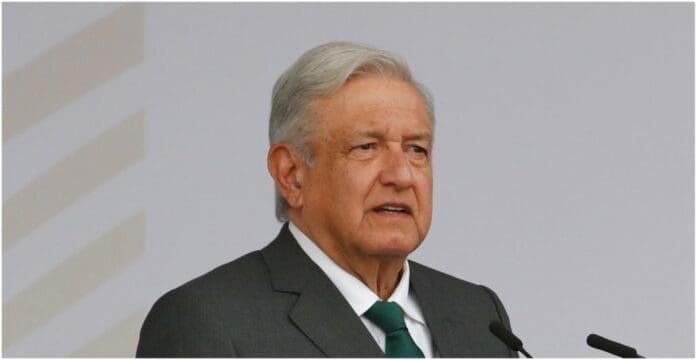 Grupo de venezolanos exiliados declara persona non grata a AMLO por su apoyo a Maduro y Díaz-Canel
