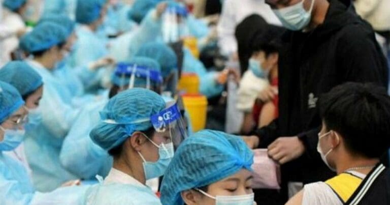 Separan a niño de sus padres en China por tener COVID