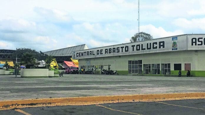 Cuatro trabajadores de la Central de Abasto de Toluca, murieron congelados tras quedar atrapados dentro de un refrigerador industrial.