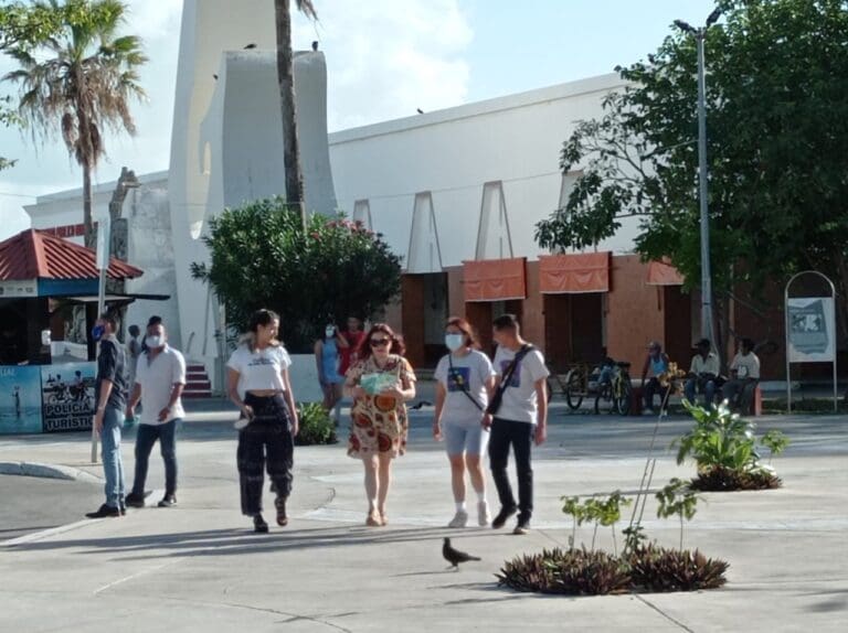 Van 15 altercados entre ciudadanos y policías por uso de cubrebocas en Quintana Roo