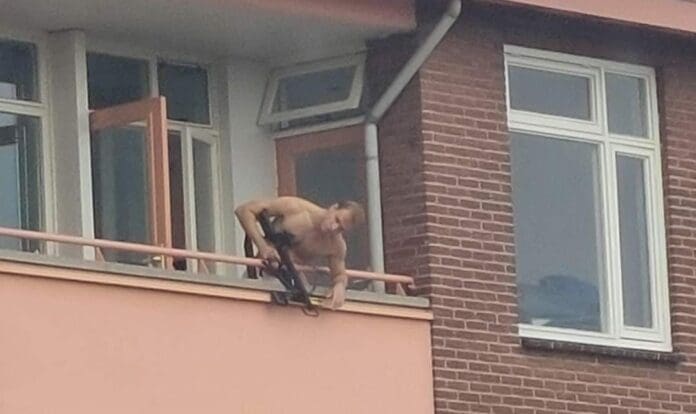 Terrible; un sujeto armado con una ballesta asesinó a dos personas e hirió a otra más; por fortuna el tipo ya fue detenido por policías