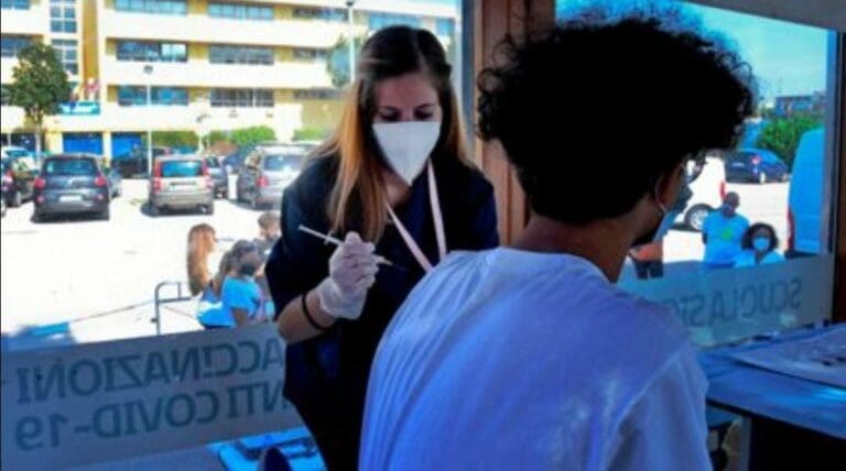 Pandemia podría estar controlada para marzo de 2022: OMS