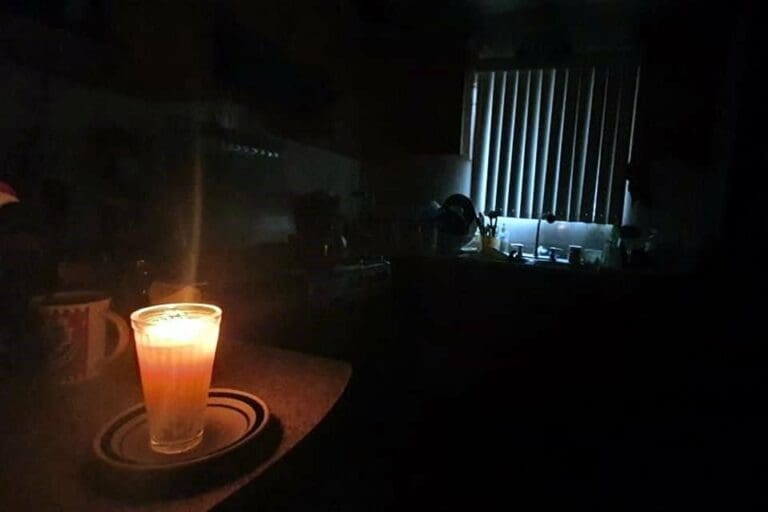 Apagón en Chetumal: Usuarios se quedan sin luz ni red móvil