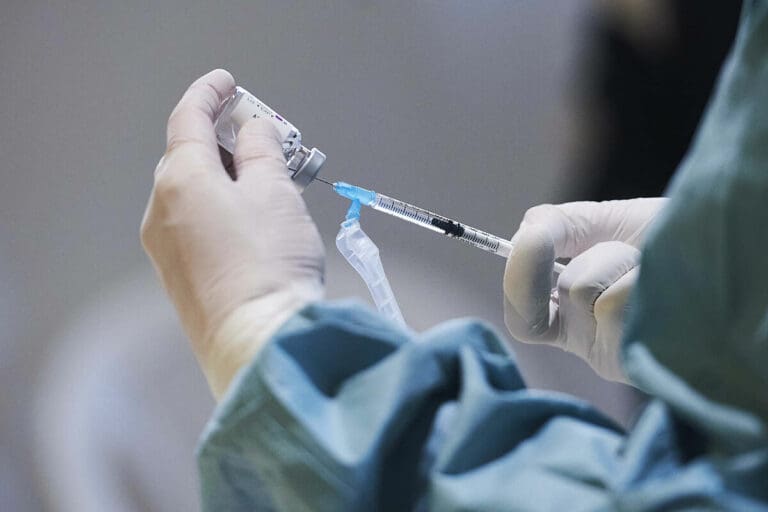 Menores de edad de Nuevo León recibirán la vacuna contra el covid-19 en Texas