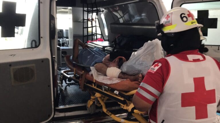 Balean a dos hombres que viajaban en moto en Cancún