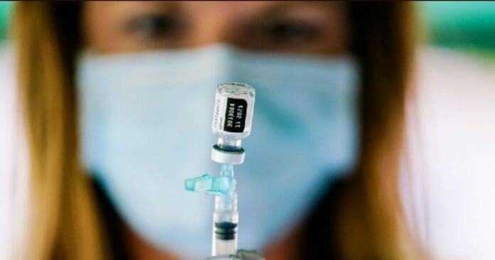 Un nuevo estudio reveló que a quienes se les ha aplicado la tercera dosis de la vacuna han aumentado la inmunidad hasta 10 veces