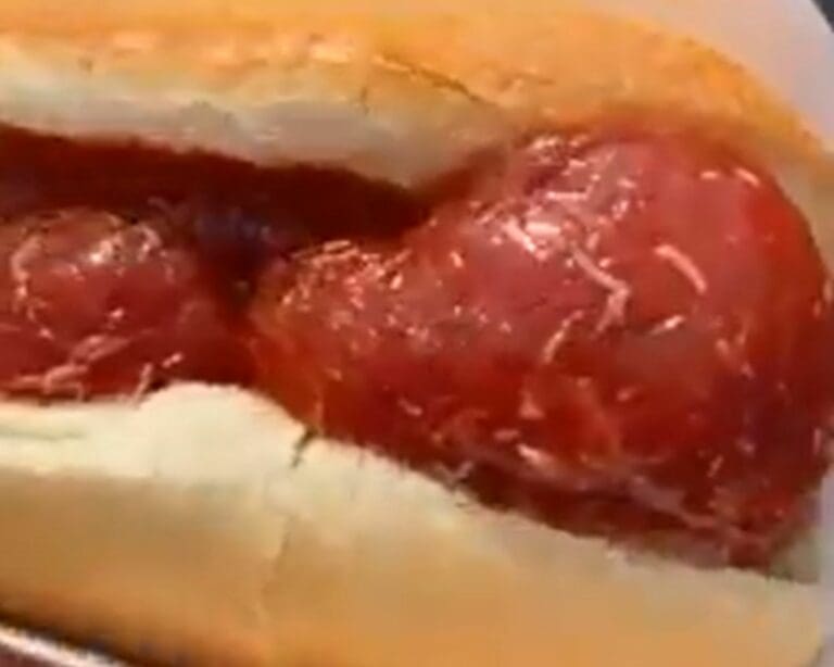 VIDEO: Compra un hotdog en el estadio, encuentra gusanos en la catsup