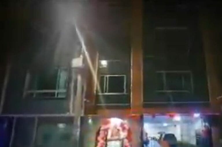 Cliente lanza a camarera de motel por la ventana tras avisar que ‘se le acabó el tiempo’