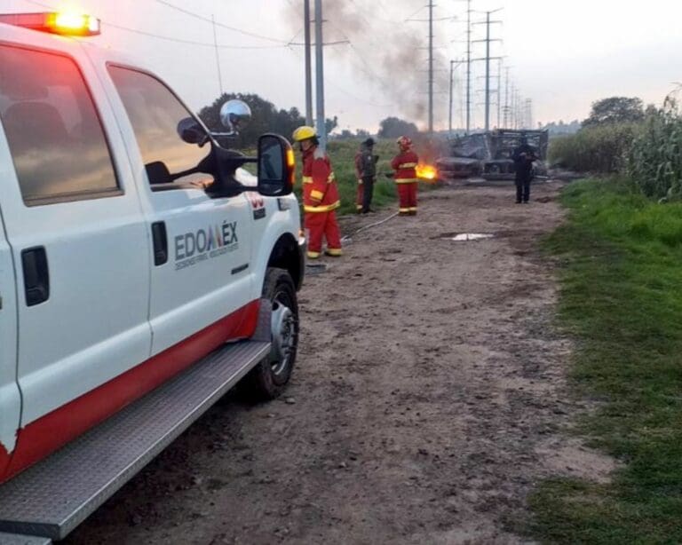Reportan explosión de toma clandestina de Pemex en Edomex