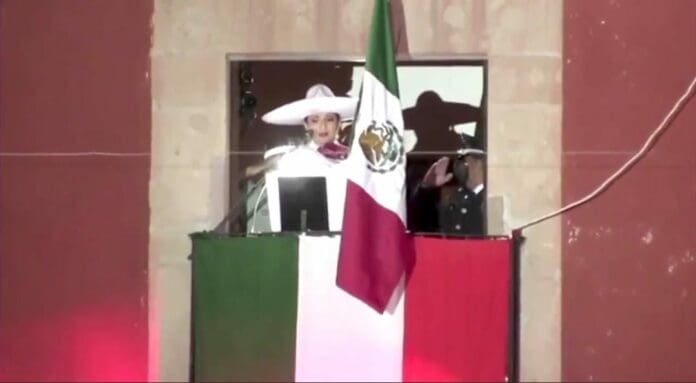 Una alcaldesa dio el grito anoche, pero tuvo un ataque de tos y todo al parecer porque se le atoró un 