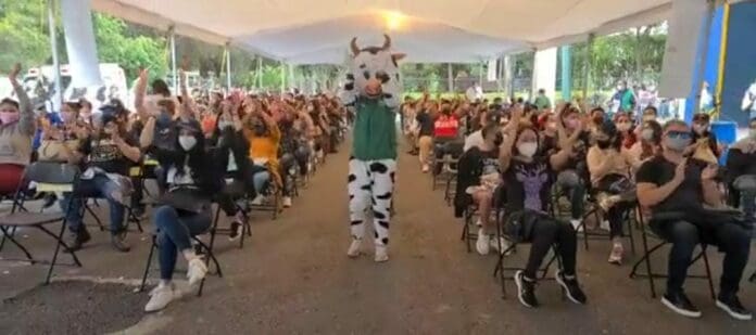 Las redes sociales reaccionan al surgimiento de una nueva botarga que entretiene a los que van por sus dosis: Vacuna. Conócela.