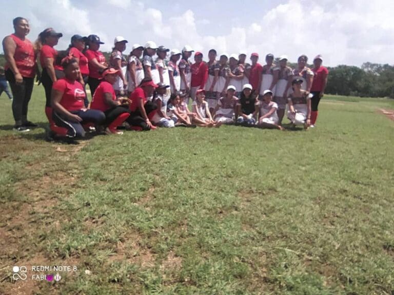 Jugadora olímpica de sóftbol visita a equipo de Diablitas de Hondzonot