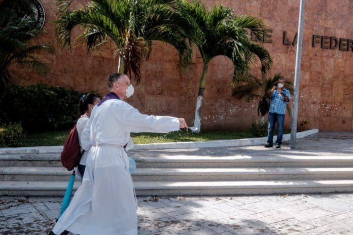 Padre exorcisa a magistrados en Cancún