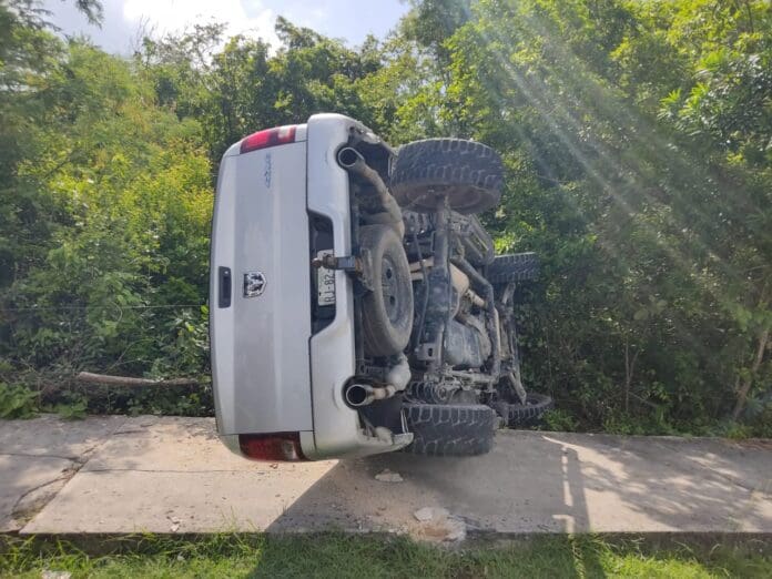 Camioneta se sube a la banqueta y atropella a una mujer en Playa del Carmen