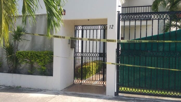 Hallan cuerpo de mujer flotando en alberca de Cancún