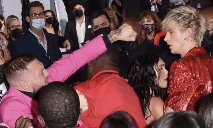 Megan Fox tuvo que hacerla de réferi para separar a su novio y a una estrella de la UFC, que estuvieron a punto de irse a los golpes