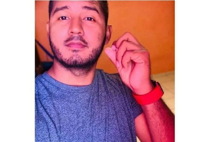 Pide apoyo familia de Adrián Cortés, guardia que habría muerto por bala perdida en bar Rosa Negra