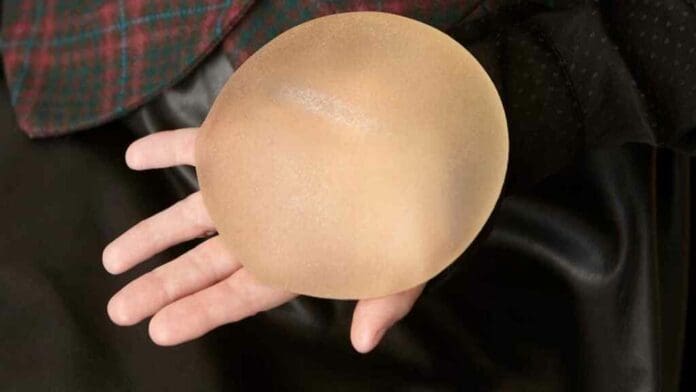 ¡Insólito! Trabajador de morgue se roba prótesis mamarías de un cadáver