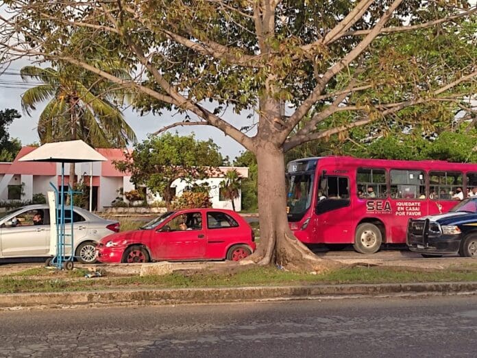 Una mujer murió cuando iba al volante de su automóvil; llevaba un uniforme, se cree iba a su trabajo; al parecer murió de causas naturales