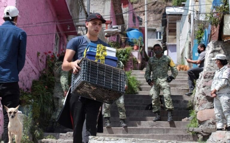 Joven regresa por sus gatitos tras derrumbe en Cerro del Chiquihuite