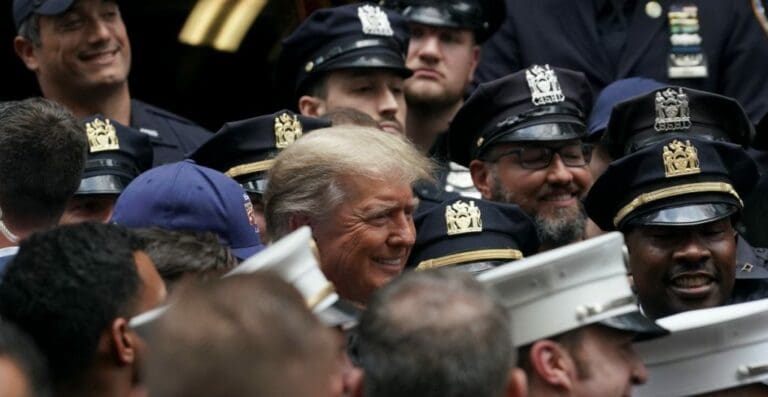 Trump realiza visita sorpresa a oficinas del Departamento de Bomberos y Policía de Nueva York en aniversario del 9-11