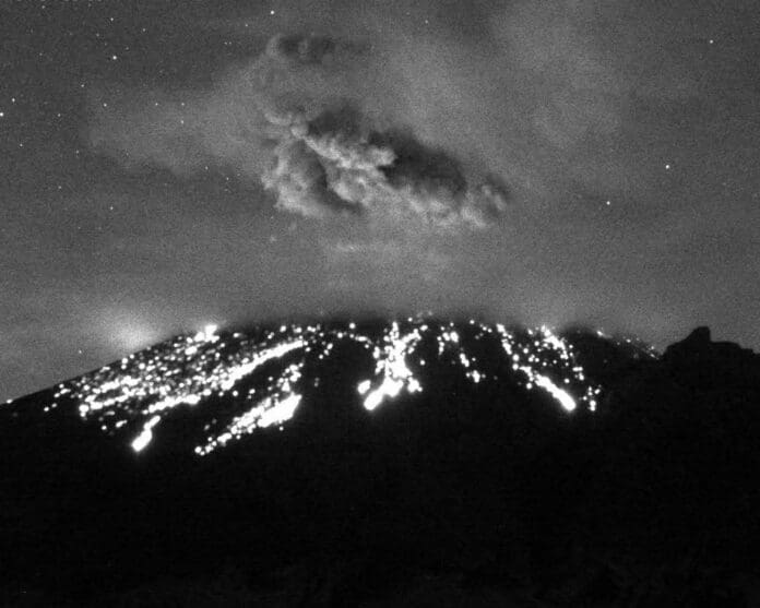 Volcán Popocatépelt registra explosión y lanza columna de vapor y gases