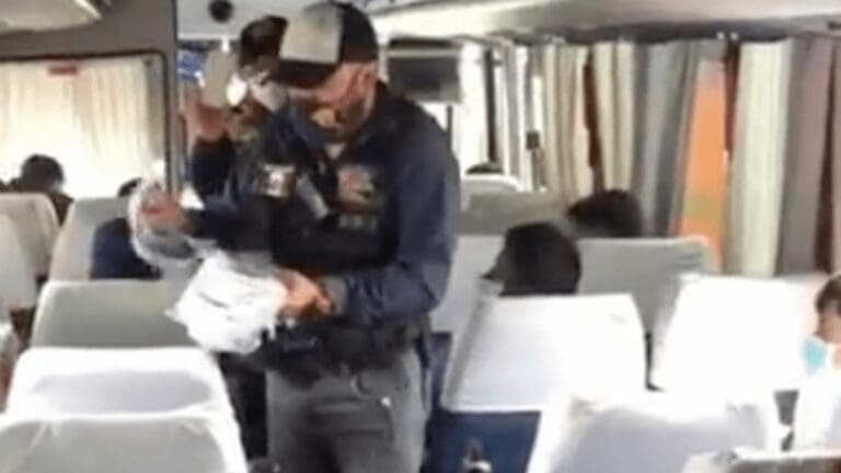 Policías de CDMX entregan tacos y refrescos a migrantes en Iztapalapa