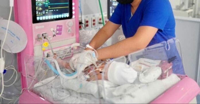 Un bebé murió en un hospital; pero cuando entregaron los restos a sus padres en realidad les dieron una pierna humana. ¡Terrible!