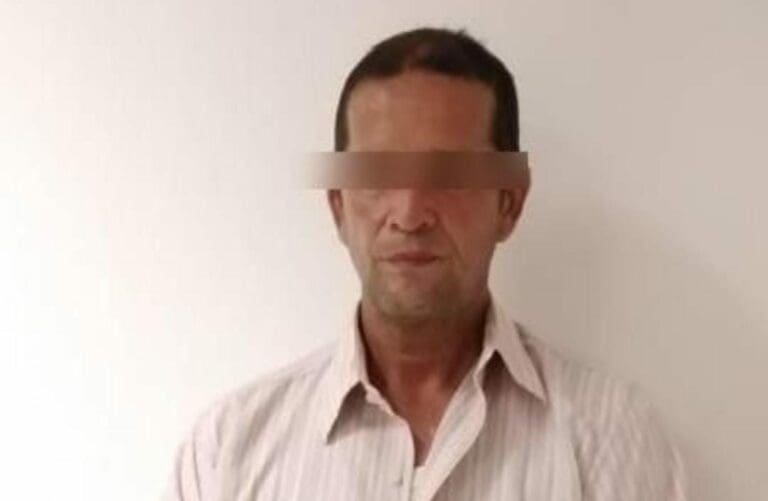 Detienen por extorsión a un integrante de "gota a gota"; la gente lo rodeó, lo denunció y después fue entregado a la Policía