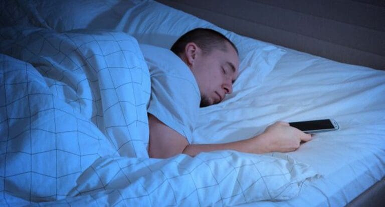 Llama por error a la policía tras quedarse dormido; lo detienen al descubrir que era narco