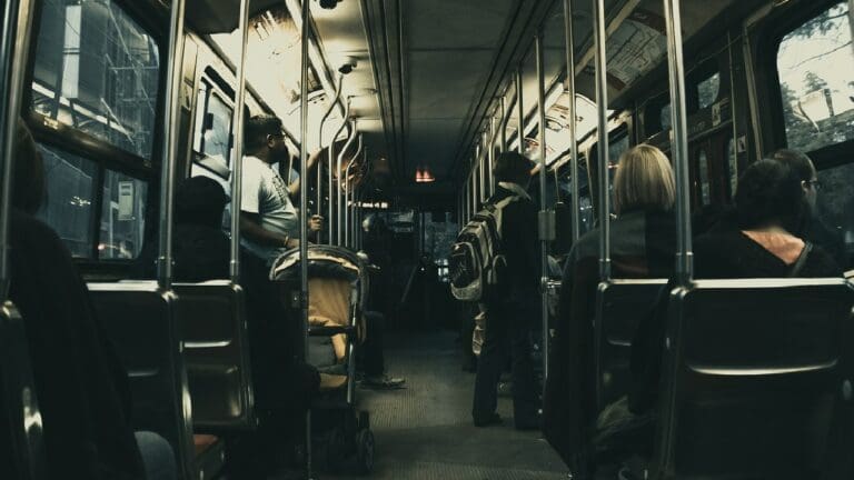 ¡Descaradamente! Una pareja fue captada teniendo relaciones en el transporte público