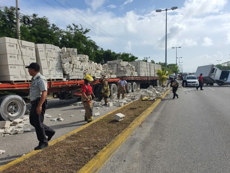 Accidente carretero cierra el paso entre Playa del Carmen y Puerto Morelos