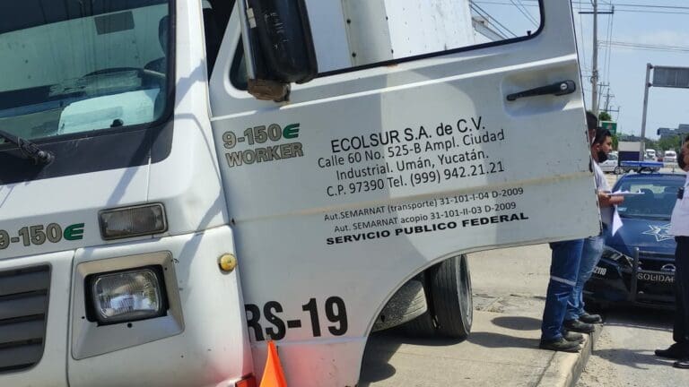 Deja dos lesionados carambola entre cuatro vehículos en bulevar Playa del Carmen