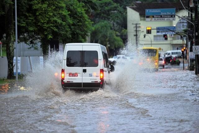 Policía se mete a megacharco para que automovilistas puedan pasar en CDMX