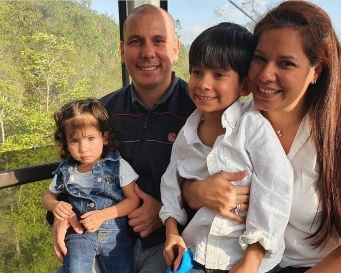 Rescatan a dos menores abrazados al cadáver de su madre en altamar, lancha se hundió