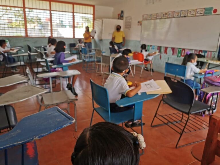 Confirman 7 contagios de COVID-19 en MAESTROS de Quintana Roo