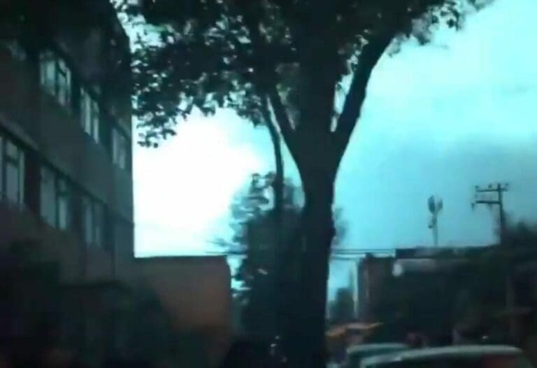 Los destellos en el cielo que aparecieron ayer durante el sismo llamaron mucho la atención. Hay una explicación de por qué surgen