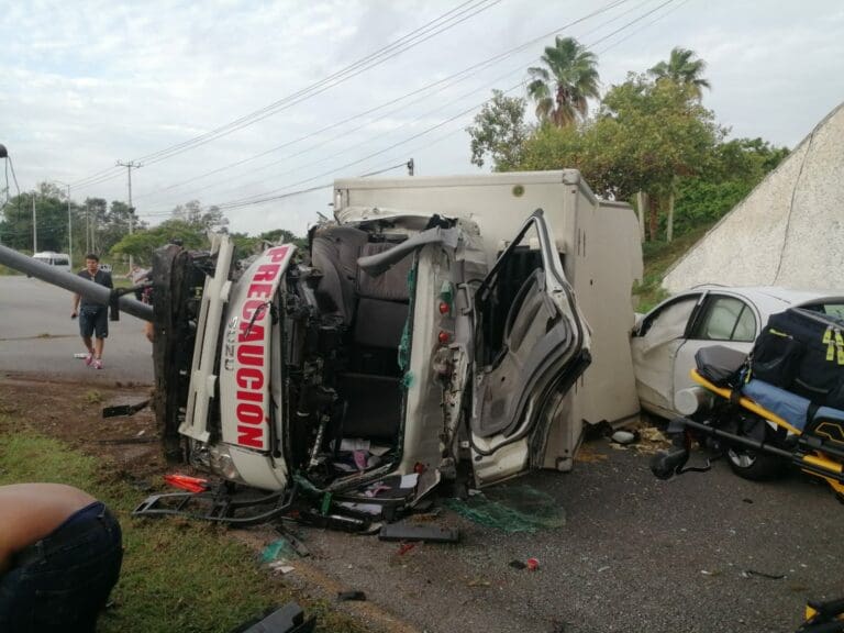 Deja cuatro lesionados volcadura de camión de huevos en bulevar Colosio de Cancún