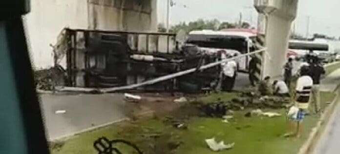 VIDEO INÉDITO: Cae camioneta de puente del aeropuerto de Cancún
