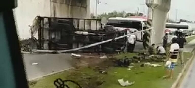 VIDEO INÉDITO: Cae camioneta de puente del aeropuerto de Cancún
