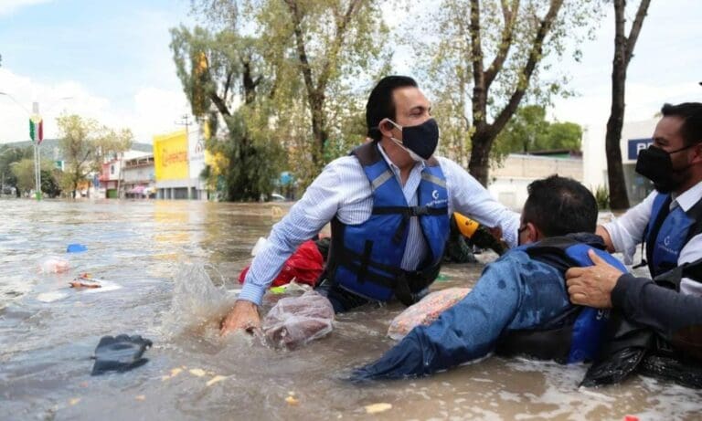 Se hunde lancha del gobernador de Hidalgo mientras estaba supervisando las afectaciones tras las intensas lluvias en su entidad