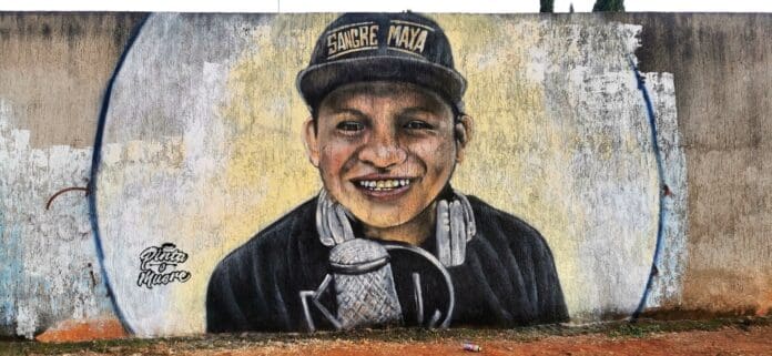 Playenses plasman mural del rapero maya Dino Chan en Kantemó