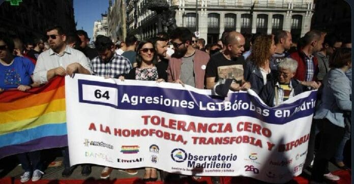 En España ha indignado la agresión a un joven gay a quien unos sujetos no solo insultaron, sino que hasta lo marcaron con un cuchillo