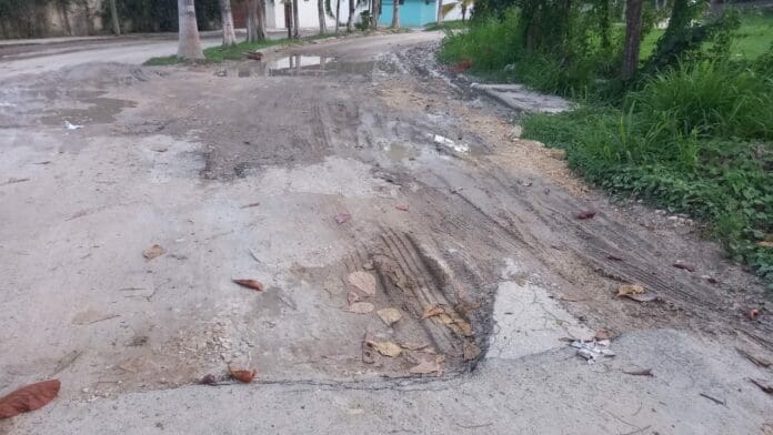 PUEBLO 'TRÁGICO' DE BACALAR: Calles rotas, encharcadas y con aguas negras reciben a turistas