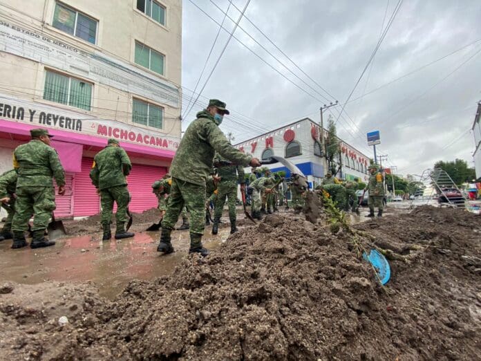 Trabajan en retiro de toneladas de lodo y basura de zonas afectadas por la tormenta en Ecatepec