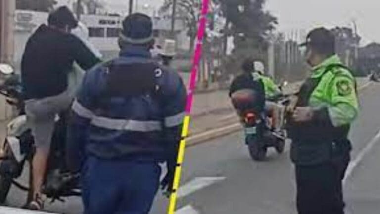 ¡Un héroe! policía le da aventón a joven para que no llegara tarde a su examen