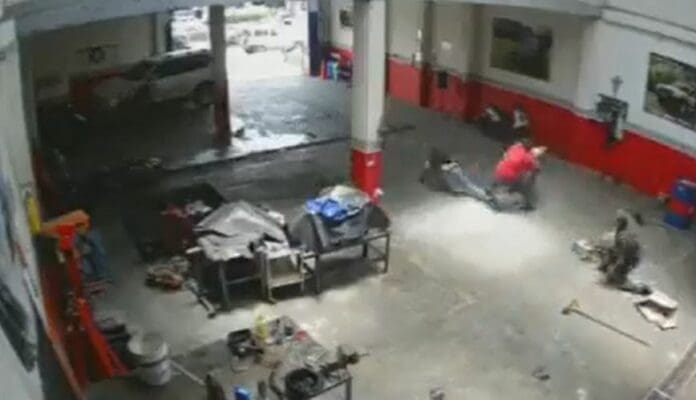 VIDEO: Sicario entra a taller mecánico para ejecutar a un empleado, termina linchado