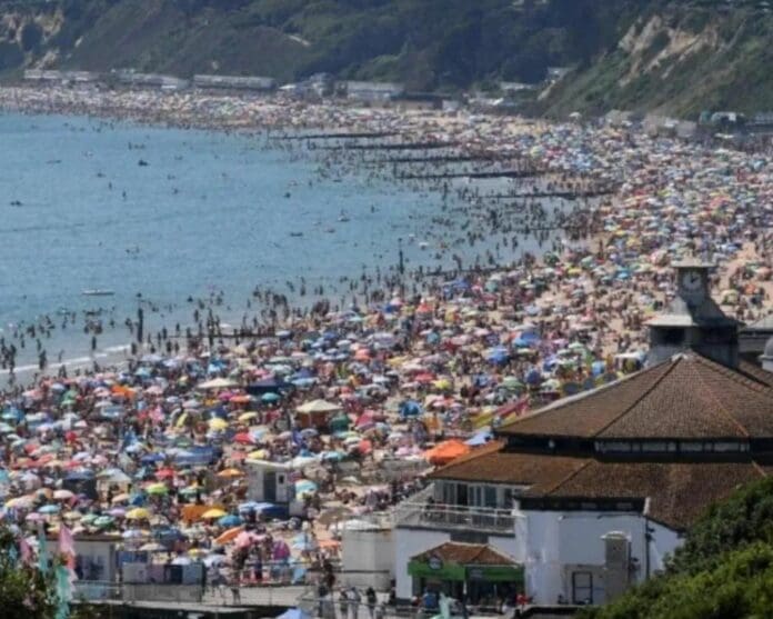 Abusan de menor de 15 años en el mar frente a cientos de turistas, agresor está prófugo