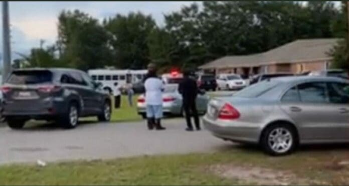 Mueren dos bebés gemelos a quienes dejaron por varias horas dentro de una camioneta; autoriadades investigan quién los dejó ahí